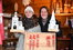 Zwei Frauen präsentieren weihnachtliche Geschenkideen in einer der Weihnachtsmarkthütten.
