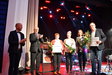 Kultur-Abteilungsleiter, Bürgermeister sowie die vier Vertreter der Vereine mit den Spendenschecks auf der Bühne.mit den 