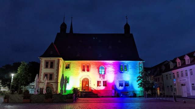 Rathaus erstrahlte am 23. Juni in Regenbogenfarben.
