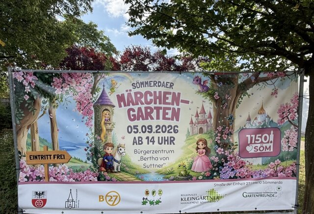 Banner Märchengarten Twischen Bäumen im Garten des Bürgerzentrum hängt ein großes Banner. Märchenszenen im Stil von Trickfilmfiguren weisen auf den Märchengarten hin. Dazu sind der Ort, die Uhrzeit sowie die Logos bzw. Wappen der unterstützenden bzw. teilnehmenden Vereine, Organisationen und Institutionen angegeben.