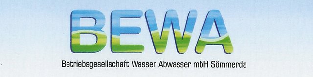 Das Wort BEWA n Großbuchstaben in dunkelblauer und grüner Farbe von einem hellblauen Hintergrund. Darunter steht Betreibsgesellschaft Wasser und Abwasser mbH in schwarzer Schrift.