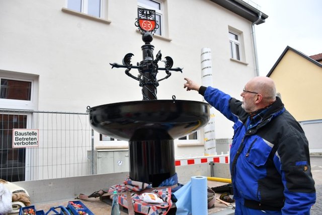 Foto von den Restaurationsarbeiten am Marktbrunnen