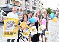 Gruppenbild mit Bauernmarkt- und Heimatshoppen-Plakaten auf dem Markt