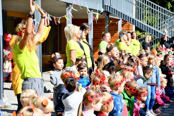 Kinder und Erzieherinnen der Kita Frohsinn