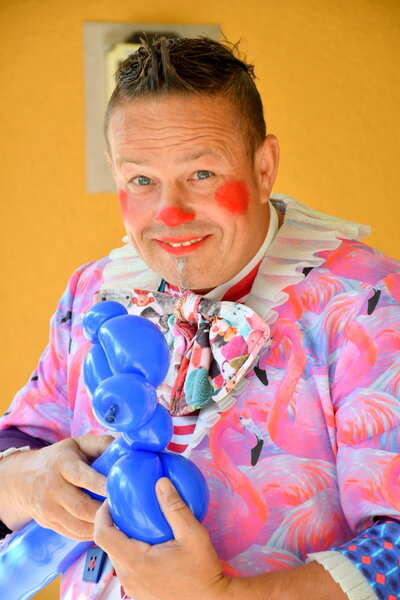Ein Clown bastelt Luftballontiere Ein Clown bastelt Luftballontiere