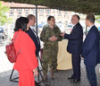 Eine Gruppe Menschen steht am Stand der Bundeswehr zusammen und unterhält sich.