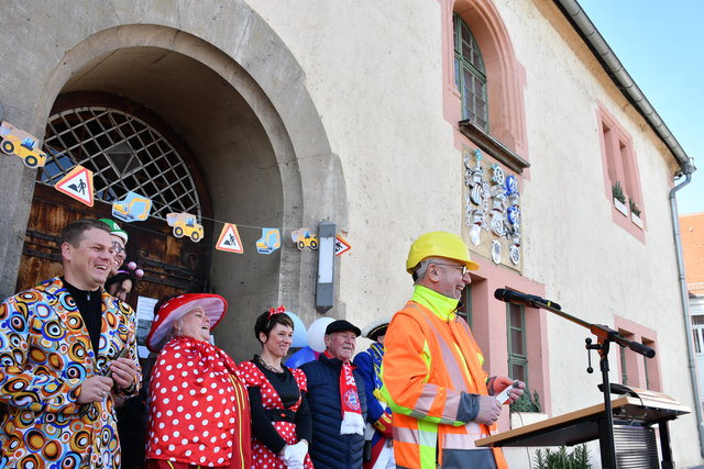 Bürgermeister und Vertreter der Verwaltung im Faschingskostüm auf der Rathausstreppe.