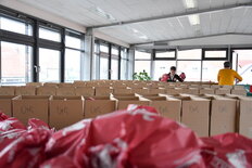 Geschenke werden in die Päckchen verteilt
