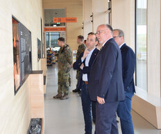Vertreter von Böblingen, Sömmerda und der Patenkompanie betrachten die Ausstellung in der Tank- und Rastanlage.