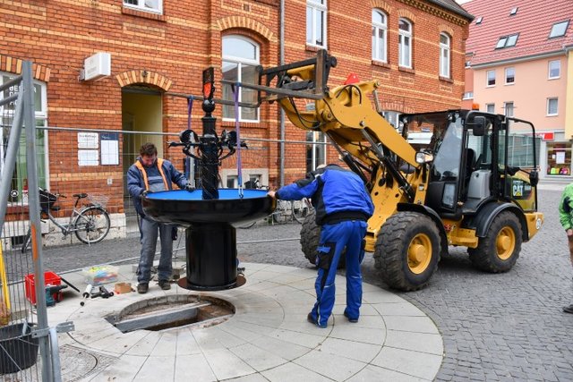 Foto von den Restaurationsarbeiten am Marktbrunnen