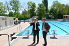 Bürgermeister und Ministerpräsident vorm Schwimmerbecken