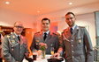 Drei Mitglieder von Sömmerdas Bundeswehr-Patenkompanie in Uniform an einem Stehtisch.