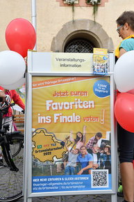 Ein Aufsteller mit Werbung für Sömmerda bei den Ortsmeisterschaften zur Tour de Frömmschdt