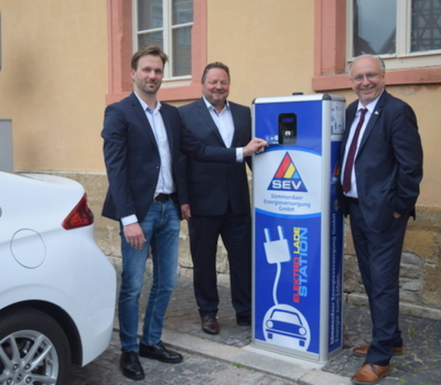 Matthias Markus, Klaus Matuschek und Bürgermeister Ralf Hauboldt stehen an der neuen Ladesäule.