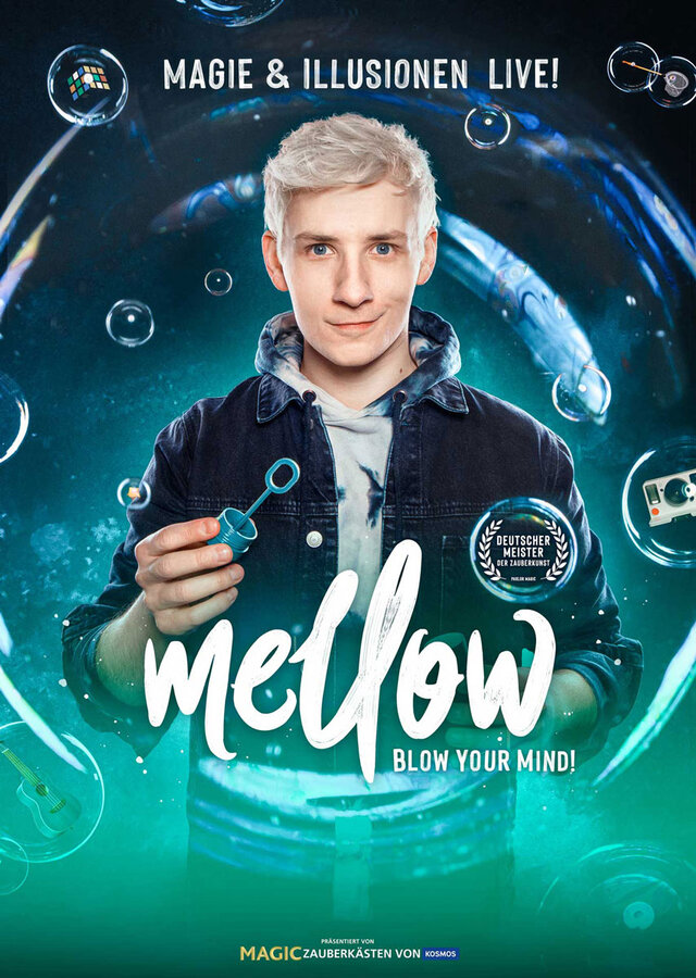 Der Magier "Mellow" blickt umgeben von Seifenblasen in die Kamera.