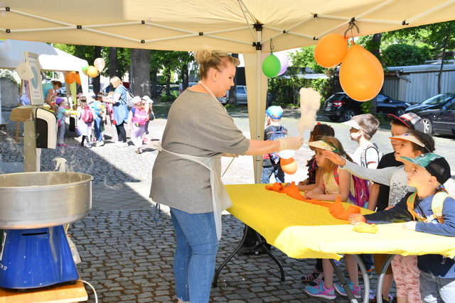 Kinder am Zuckerwatte-Stand des SFZ