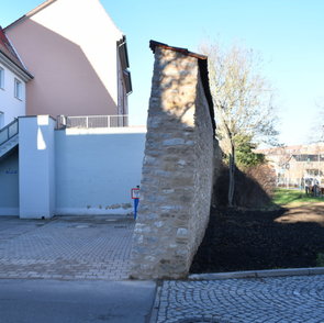 Profilansicht des schief stehenden und jetzt stabilisierten Stadtmauerabschnitts.