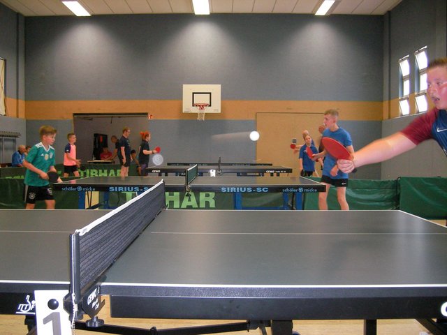 Tischtennisspieler in der Halle