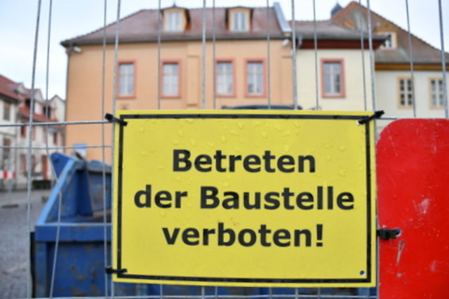 Das Bauschild an der Rückseite des Rathauses