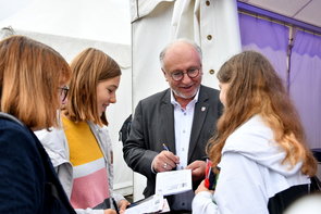 Bürgermeister Ralf Hauboldt mit Schülerinnen