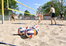 Volleyballer testen bei ihrem Spiel die Beachballfläche. 