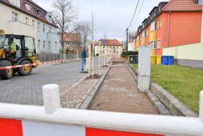 Der Fußweg ist geschottert.