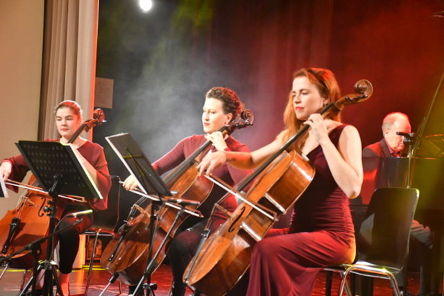 Die drei Musikerinnen spielen auf der Bühne auf ihren Cellos.l