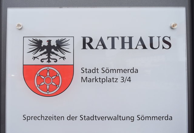 Das Schild der Stadtverwaltung am Rathaus Sömmerda.
