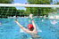 Junge Wasserballler beim Spiel im Schwimmerbecken.
