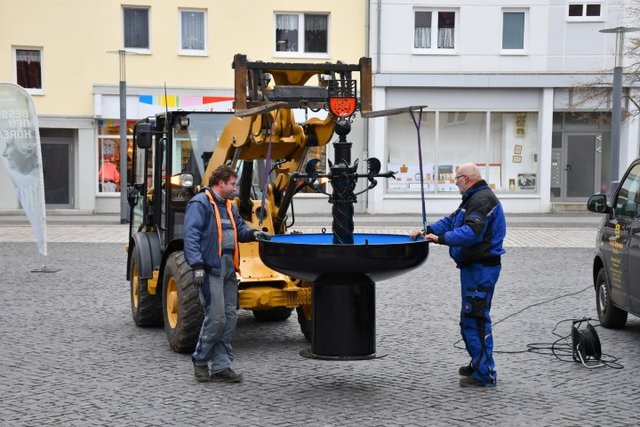 Foto von den Restaurationsarbeiten am Marktbrunnen