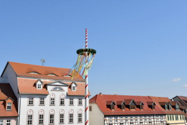 Blick auf Maibaum vom Rathaus aus