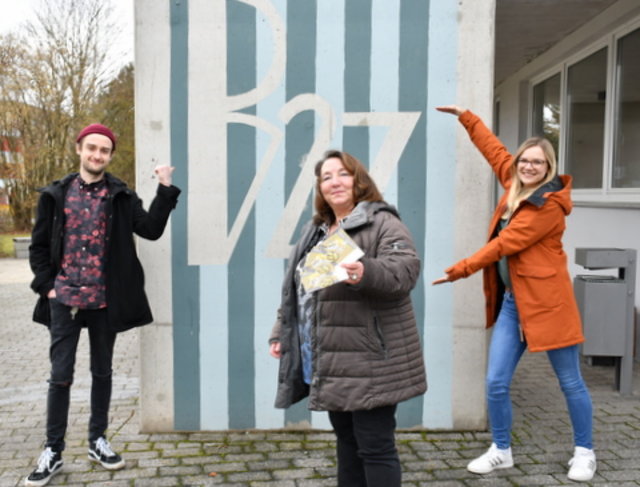 Carlo Greiner, Sabina Stande und Jolanda Thüringer vor dem Jugendtreff