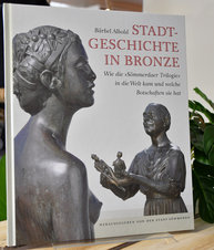 Cover des Buches Stadtgeschichte in Bronze. Auf diesem sind zwei Fotos von Figuren der Bronzeskulpturengruppen in Sömmerdas Innenstadt zu sehen.en