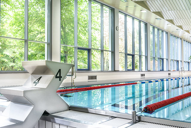 Startblock und Schwimmerbecken in der Schwimmhalle. Foto: M. Dierbach