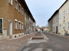 Die Straße Rohrhammerweg mit Pflanzinseln und Stellflächen