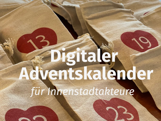 Adventskalendersäckchen aus Stoff mit nummerierten roten Herzen. Darüber steht: „Digitaler Adventskalender für Innenstadtakteure