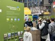 Eine Besucherin hat am Stand des Tourismusverbandes eine VR-Brille auf.