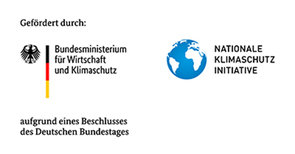 Ganz links steht das Logo des Bundesministeriums für Wirtschaft und Klimaschutz mit dem Bundesandler an einer schwarz-rot-goldenen Linie. Daneben das Logo der Nationalen Klimaschutz-Initiative: eine Weltkugel in Blau und Weiß.