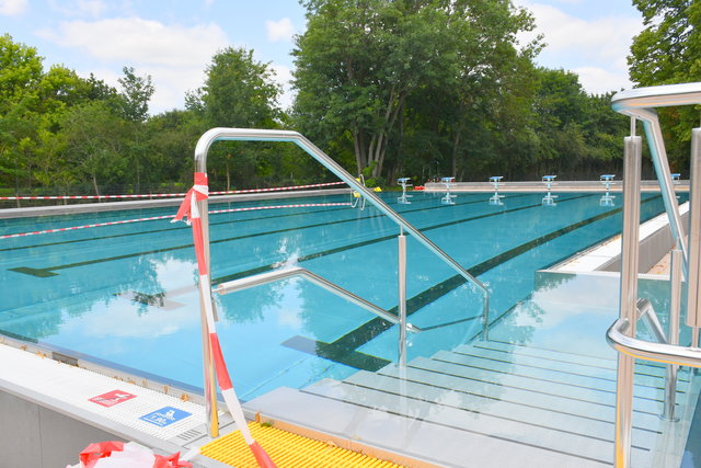 Das noch abgesperrte Schwimmerbecken.