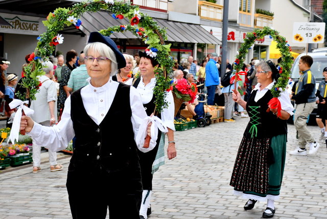 Traditioneller Bauernmarkt mit Trachten