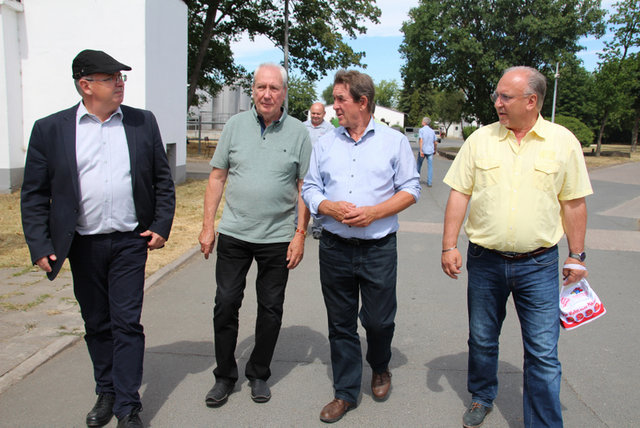 Beim Rundgang kam Geschäftsführer Sylvio Kley (l.) mit dem Leiter des Landwirtschaftsamtes Manfred Pilch, Landrat Harald Henning und Sömmerdas Bürgermeister (v.l.n.r.) über Probleme der Landwirtschaft ins Gespräch.