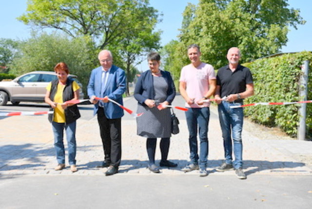 Birgit Pöppich, Geschäftsführerin Ingenieurbüro Pöppich & Albrecht, Bürgermeister Ralf Hauboldt, Ortsteilbürgermeisterin Heike Streckhardt, Bauleiter Raik Bernhardt, Meliorations-, Straßen- und Tiefbau GmbH, sowie Egbert Thieme, Geschäftsführer Meliorations-, Straßen- und Tiefbau GmbH (v. l.) schneiden das symbolische Band zur Freigabe des Weges zum Sportplatz Frohndorf durch.