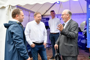 Bürgermeister Ralf Hauboldt im Gespräch mit Mitarbeitern des MDC