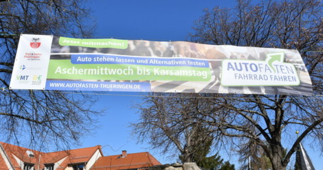 Das Banner Autofasten an der Rentaco-Kreuzung