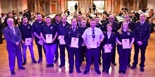 Geehrte, berufene und beförderte Feuerwehrleute, Bürgermeister, Stadtbrandmeister- und stellv. Kreisbrandmeister beim gemeinsamen Foto