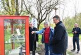 Teilnehmer der offiziellen Übergabe des Audioguide an der Vitrine am UnstrutradwegVitrine am Unstrutradweg mit 