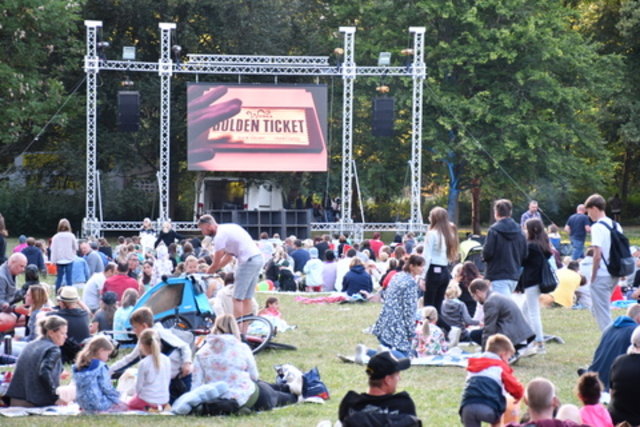 Zuschauer:innen vor der Kinoleinwand im Stadtpark