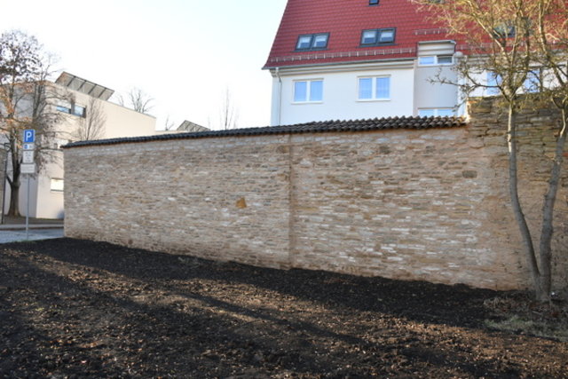 Blick auf den sanierten Stadtmauerabschnitt zwischen Einfahrt Innenhof-Süd und Marktstraße. 