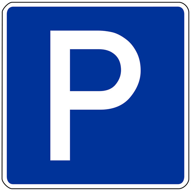 Viereckiges blaues Schild mit weißem Großbuchstaben P für Parken.