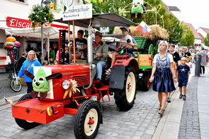 Ernteumzug mit der Lindenschule und Traktoren 